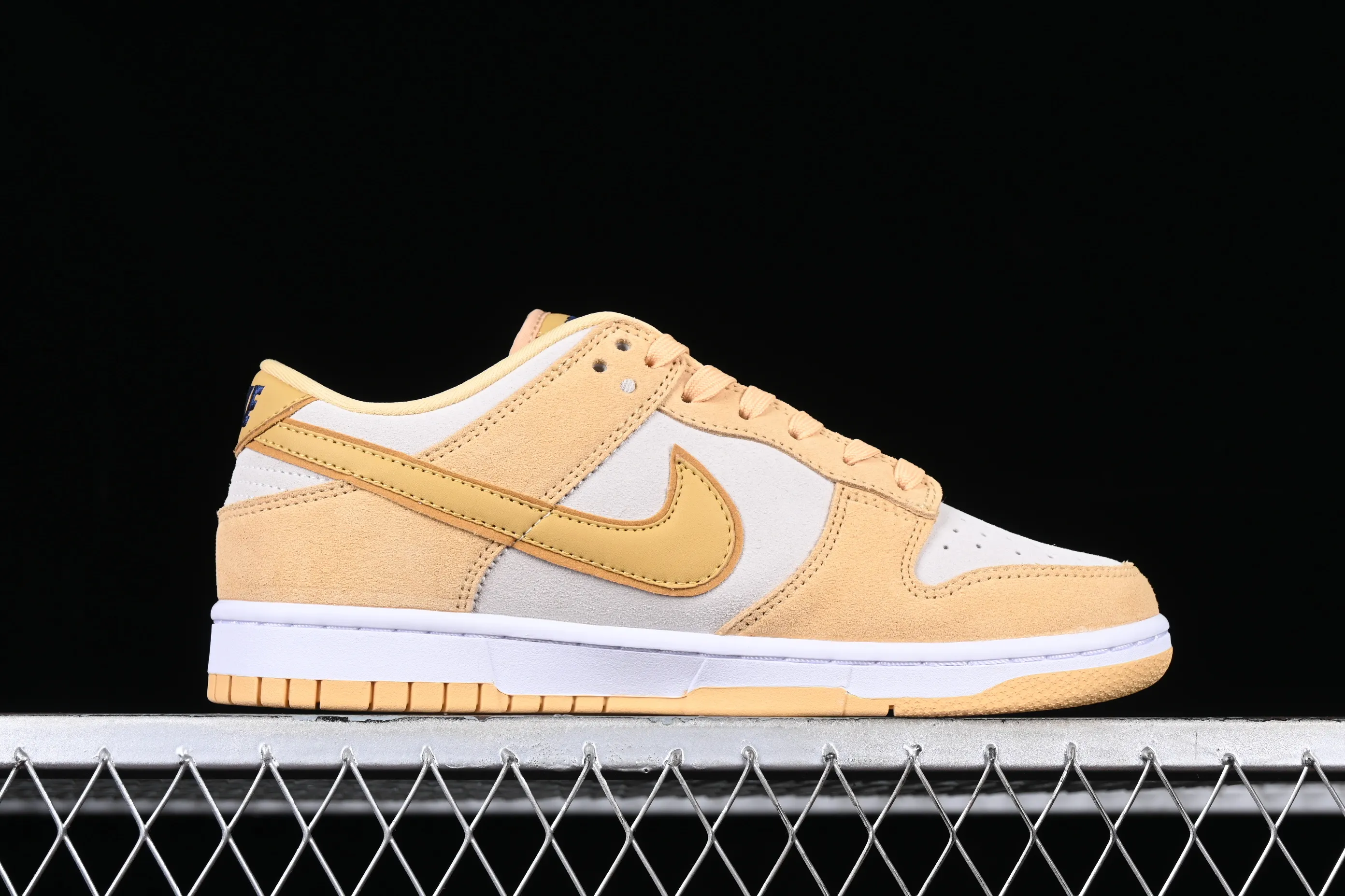 All categories Nk SB Dunk series Nk SB Dunk Low low-top sneakers Nk Dunk Low "Gold Suede" cheese pudding ice cream yellow and white SB low-top casual sports skateboard shoes DV7411-200